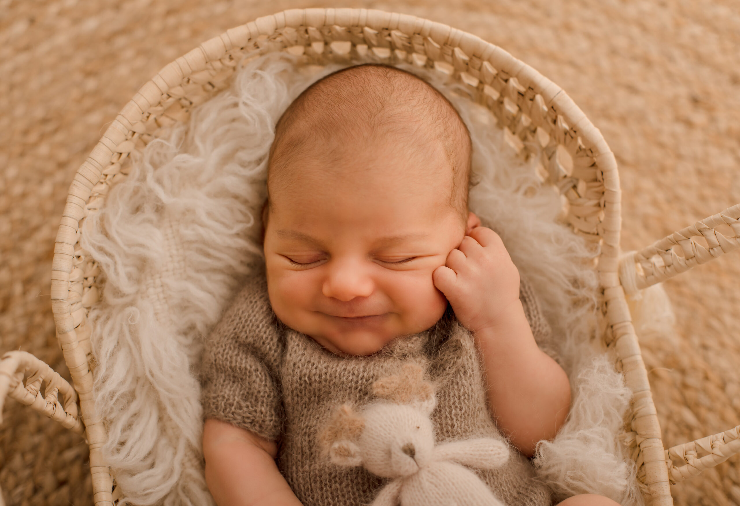 Süßes Babylächeln beim Neugeborenenshooting