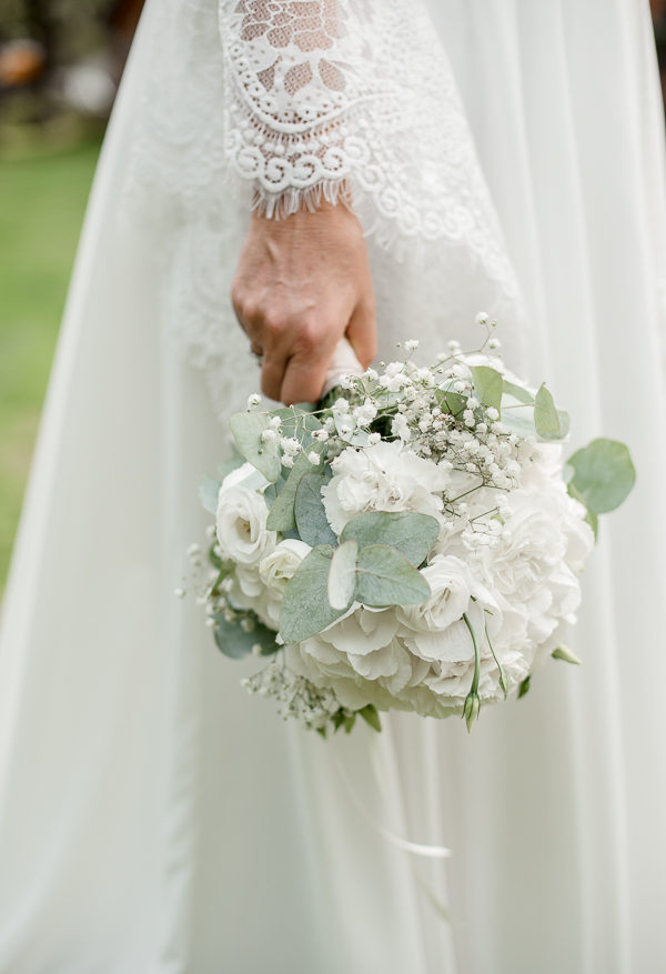 weißer Brautstrauß mit Eukalyptus